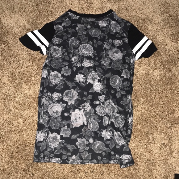 #99 floral t-shirt - Picture 2 of 2